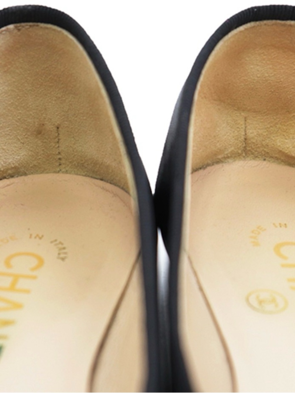 CHANEL Black Leather Ballet Flats with Patent Cap-Toe CC - Picture 3 of 7